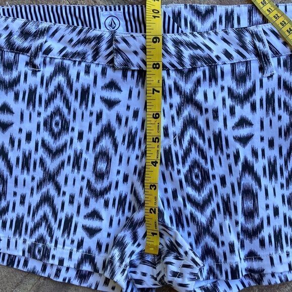 Volcom Black/White Geometric Chino Board Shorts Juniors Size 13 - Picture 9 of 11